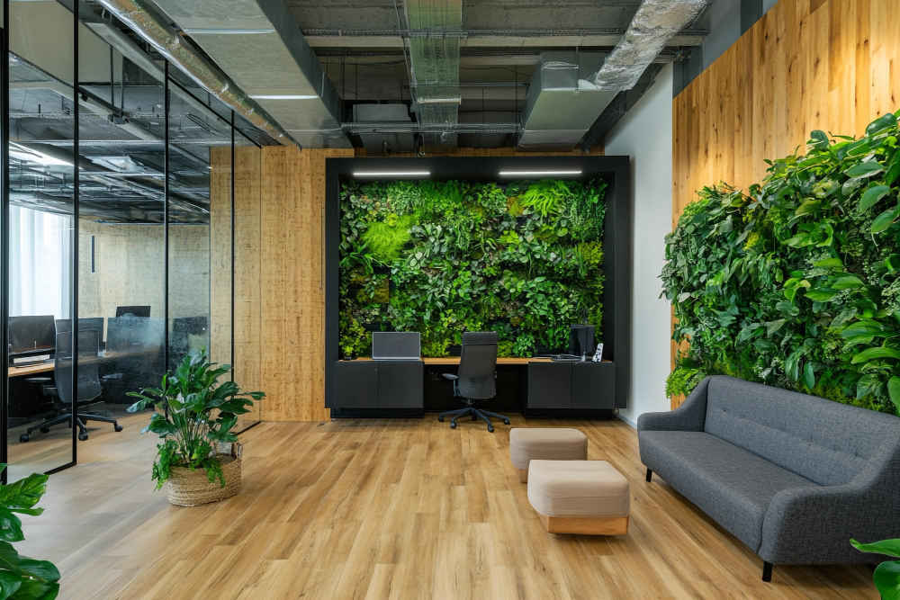 Oficinas con inspiración natural con madera y verde