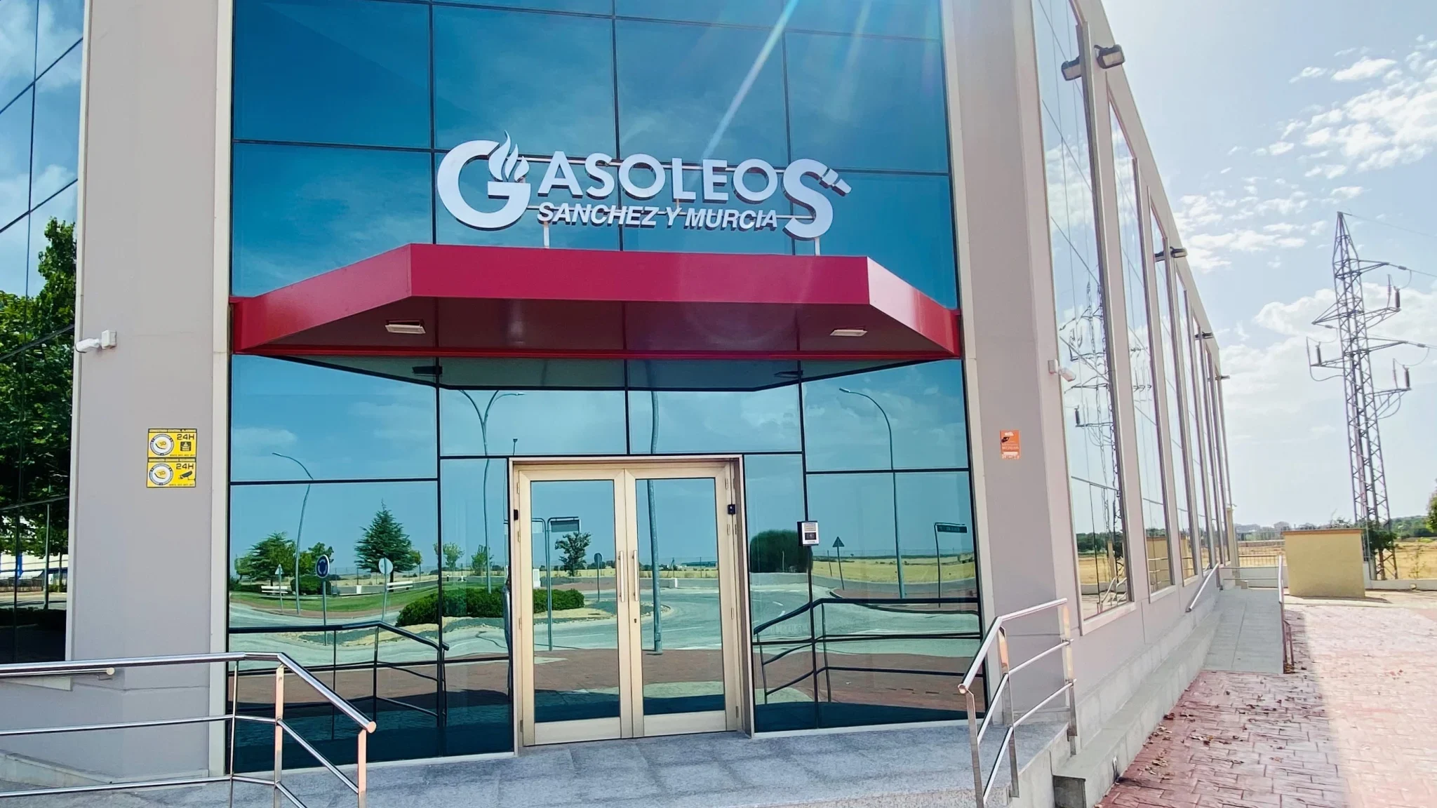 Fachada de las instalaciones de Gasóleos Sánchez y Murcia
