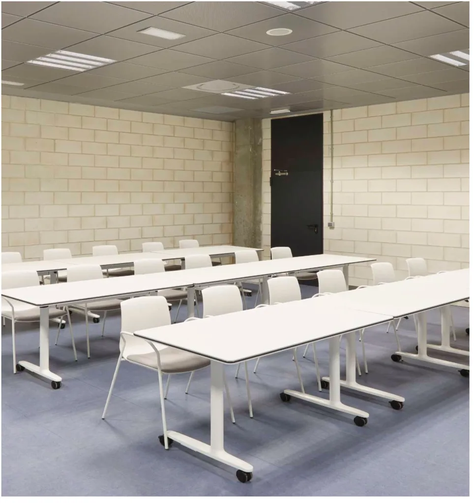 Mesas operativas Actiu para puestos de trabajo flexibles y formación