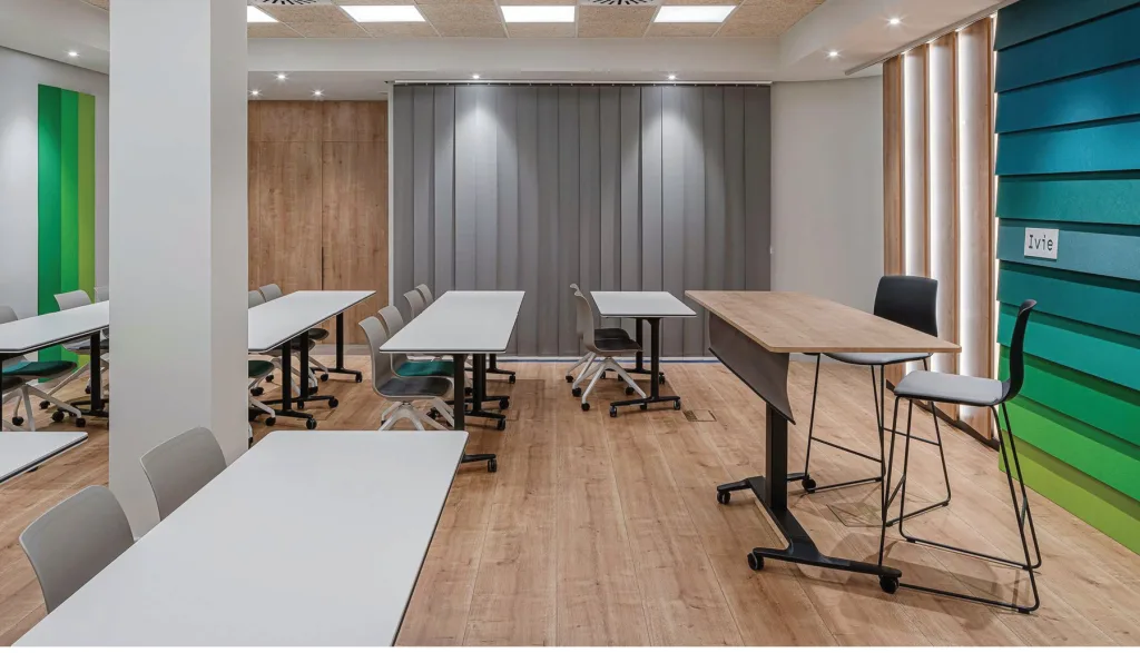 Mesas de oficina flexibles Actiu para espacios colaborativos