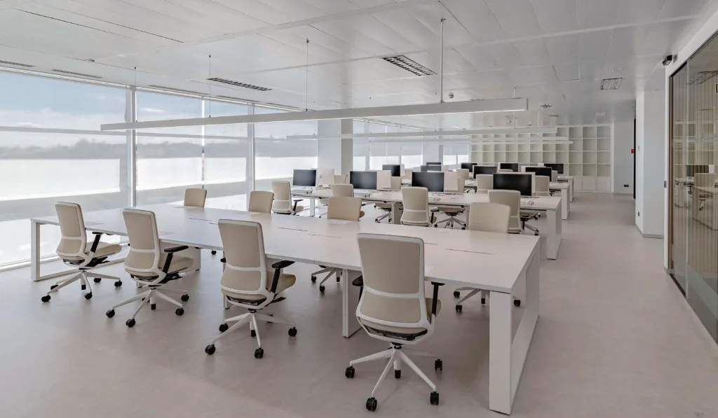 Puestos de trabajo con mesas Actiu para oficinas modernas.