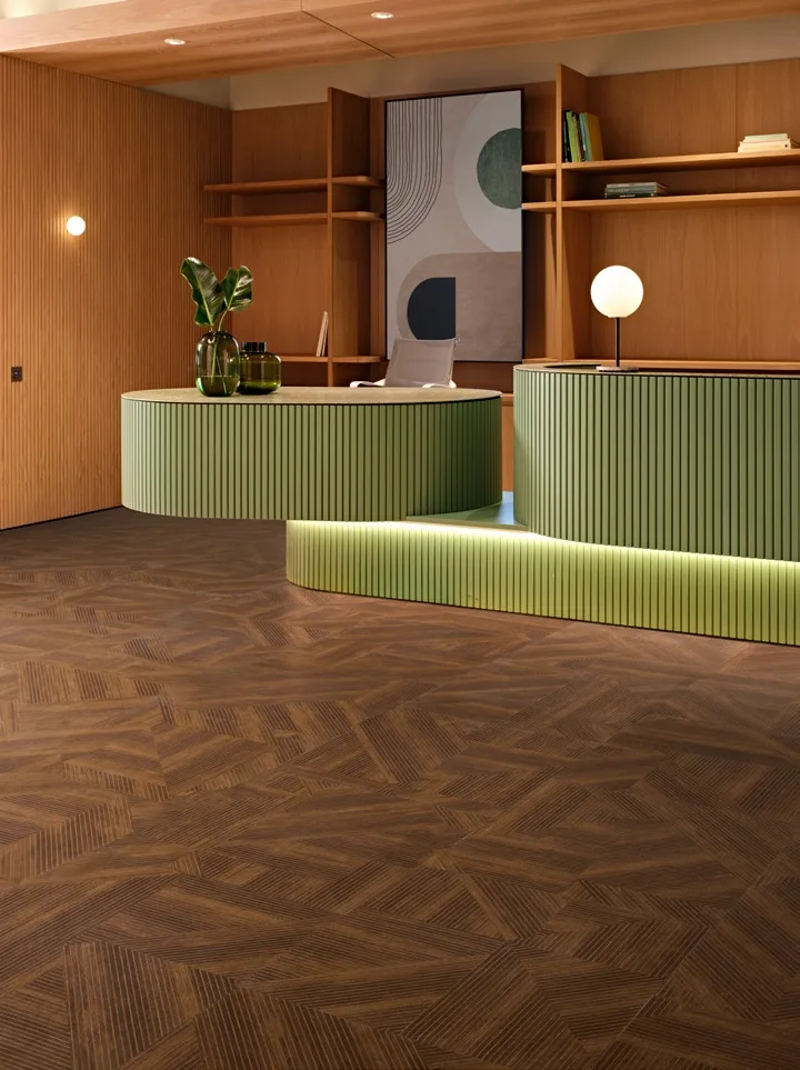 Recepcion con pavimento LVT Cut & Form de Interface