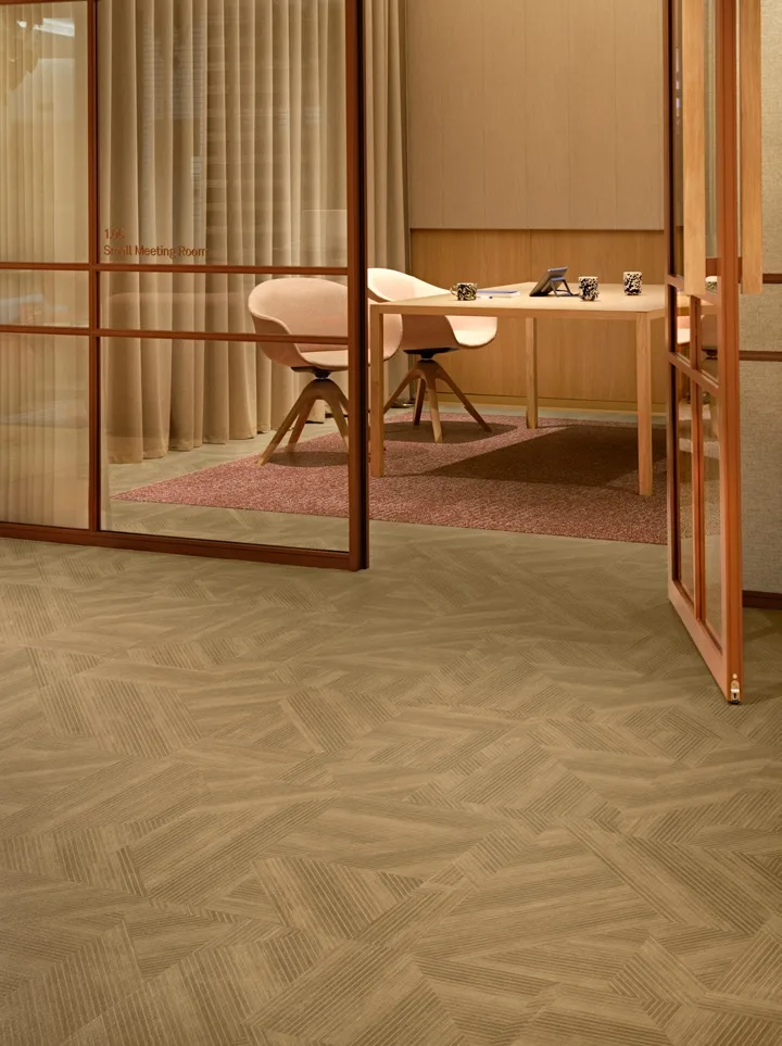 Despacho o zona privada con losetas LVT de Interface