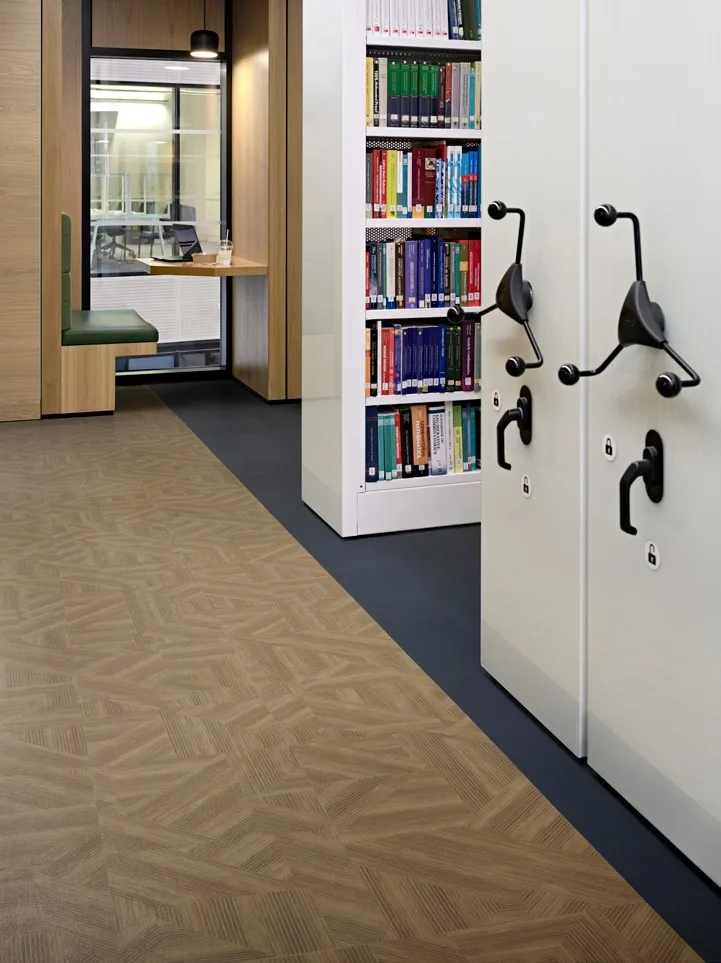 Zona de paso profesional con losetas LVT de Interface