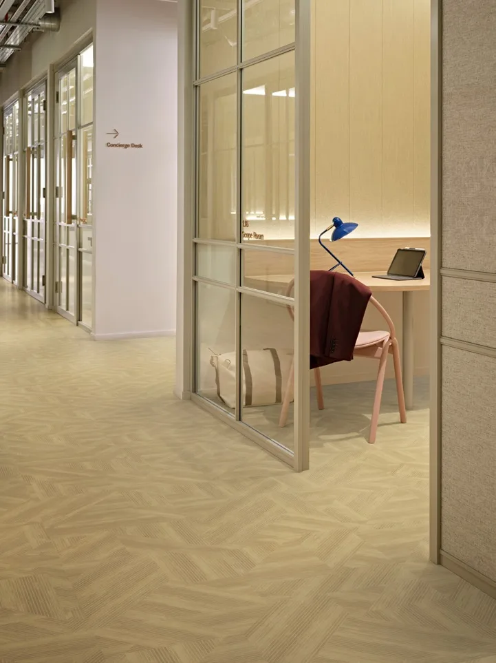 Oficina acristalada con suelo LVT Cut & Form de Interface