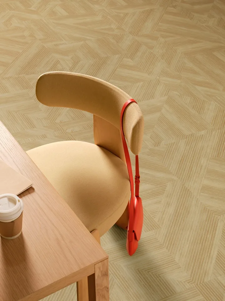 Detalle de losetas LVT Cut & Form con acabado madera