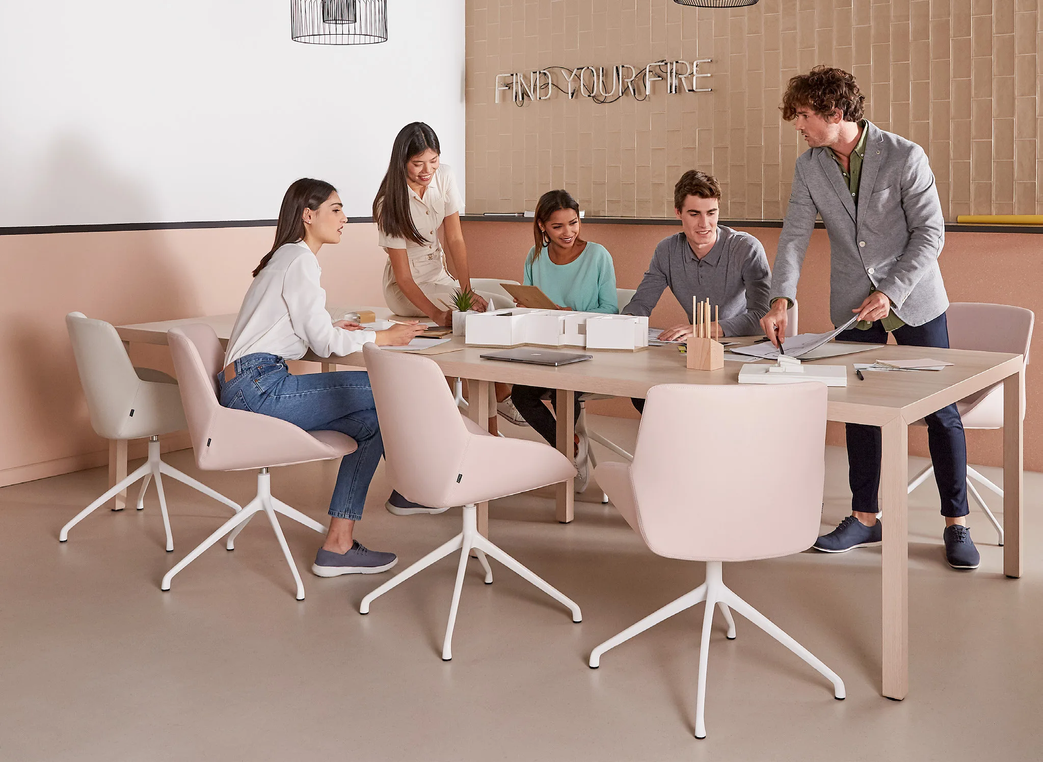 Zona de reunión para trabajo colaborativo con mobiliario Actiu