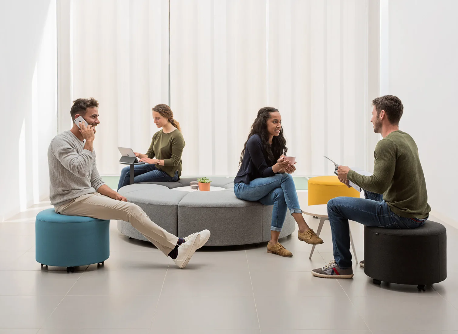 Espacio informal de socialización con asientos Actiu