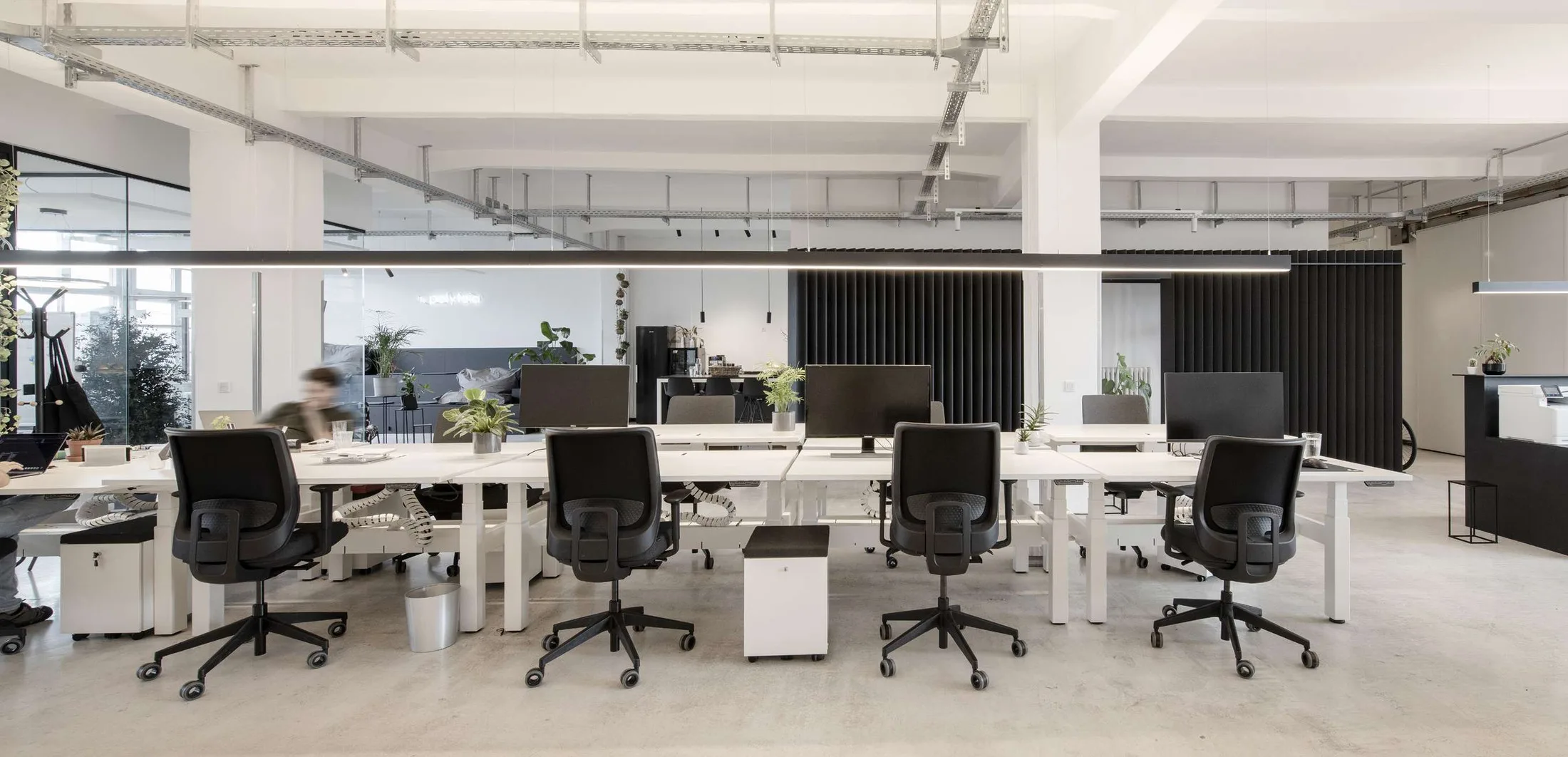 Puestos de trabajo con sillas ergonómicas y mesas de oficina Actiu