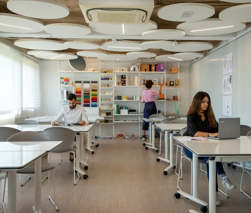 Espacio de trabajo polivalente con mobiliario flexible Actiu